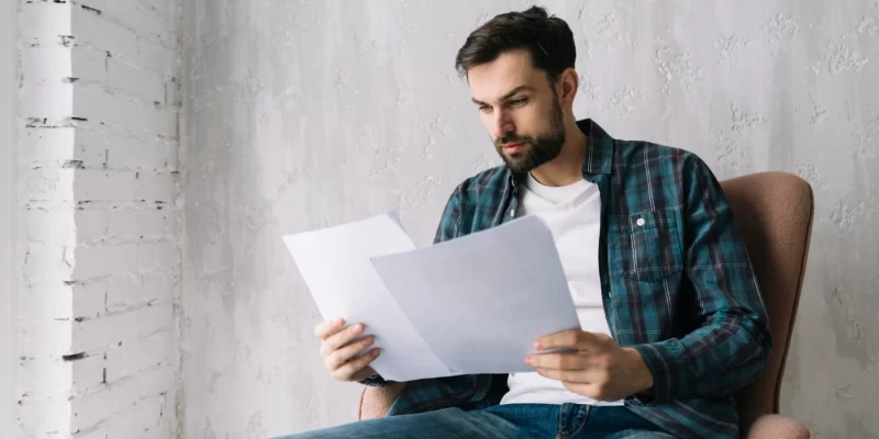 Pessoa lendo documentos do auxilio doença