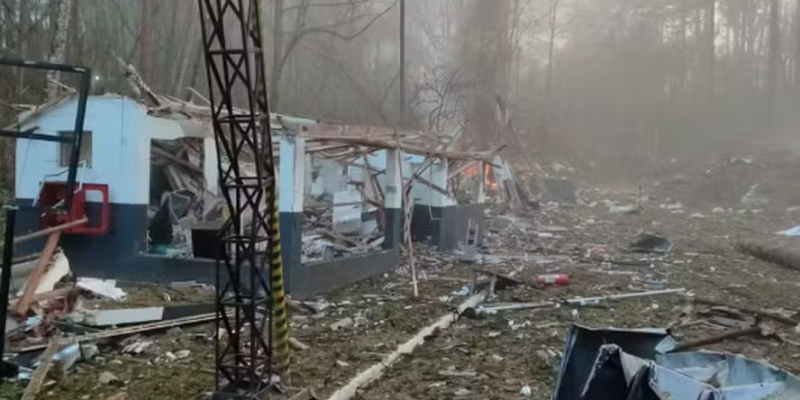 explosão em fábrica de quatro barras